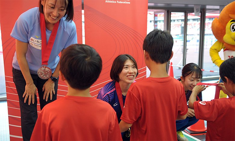 【第110回日本選手権】DAY2 表彰式:子供たちからメダルを授与される女子400mのメダリストの皆さん