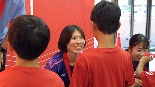 【第110回日本選手権】DAY2 表彰式：子供たちからメダルを授与される女子400mのメダリストの皆さん