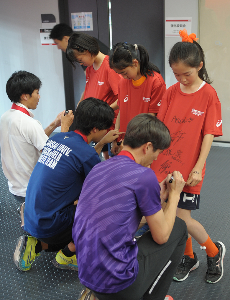 【第110回日本選手権】DAY2 表彰式:プレゼンターの子供たちにサインのサービス!