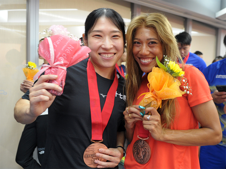 【第110回日本選手権】DAY2 メダルセレモニー:待機列で仲良く笑顔を見せる女子短距離のお二人