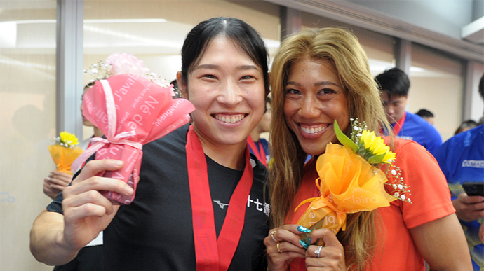 【第110回日本選手権】DAY2 メダルセレモニー:待機列で仲良く笑顔を見せる女子短距離のお二人