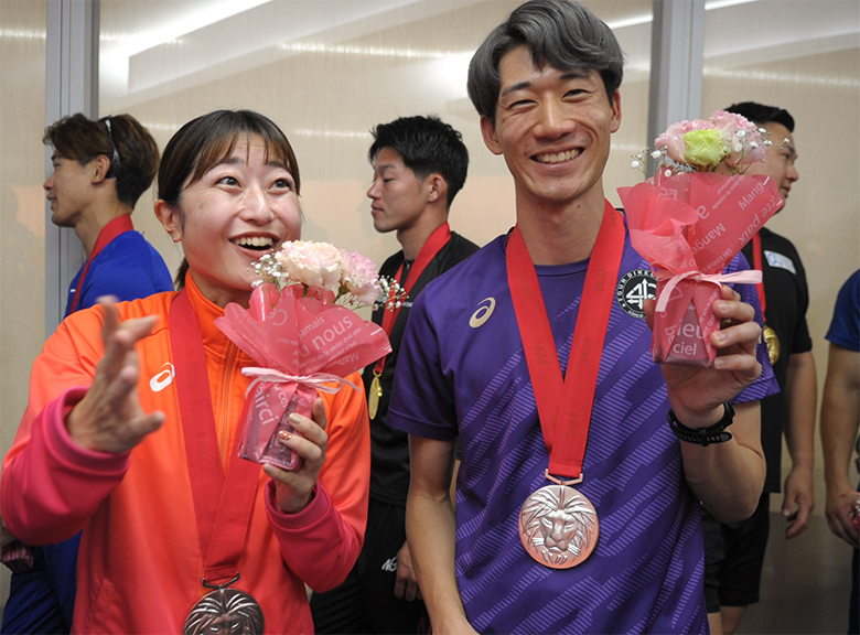 【第110回日本選手権】DAY2 メダルセレモニー:競技を終えてのセレモニー前の塩見綾乃と四方悠瑚