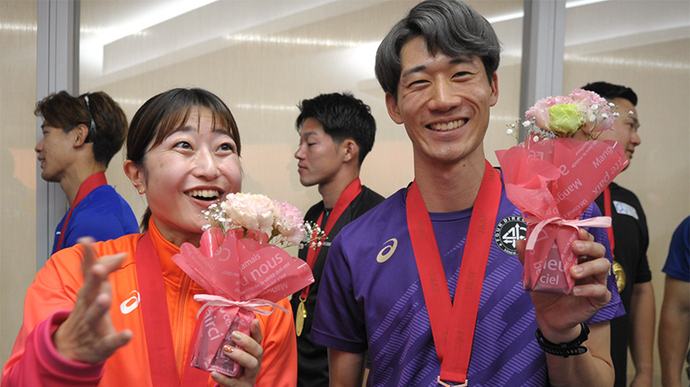 【第110回日本選手権】DAY2 メダルセレモニー：競技を終えてのセレモニー前の塩見綾乃と四方悠瑚