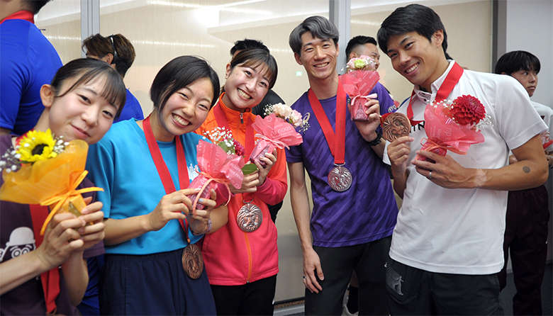 【第110回日本選手権】DAY2 メダルセレモニー:和気あいあいとした雰囲気であふれています