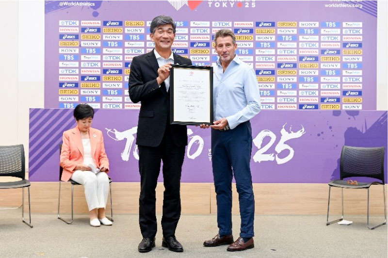 こどもに夢を届ける大会に向けた取組について ワールドアスレティックスから Kids’Athleticsの表彰状を授与