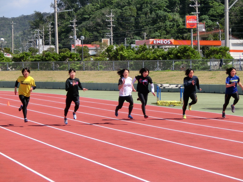 トラックを選手たちが軽快に走っています。晴れ渡っていて、トラックのコンディションも良好。