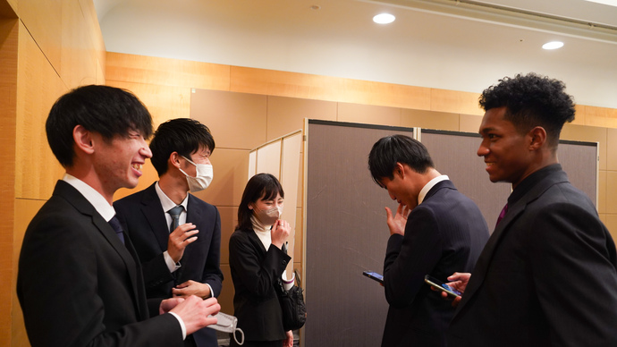 【陸連アワードの舞台裏】控室でInstagramライブ:出演を終えた住所大翔と真野友博が出演前の柳田大輝・村竹ラシッドと歓談中